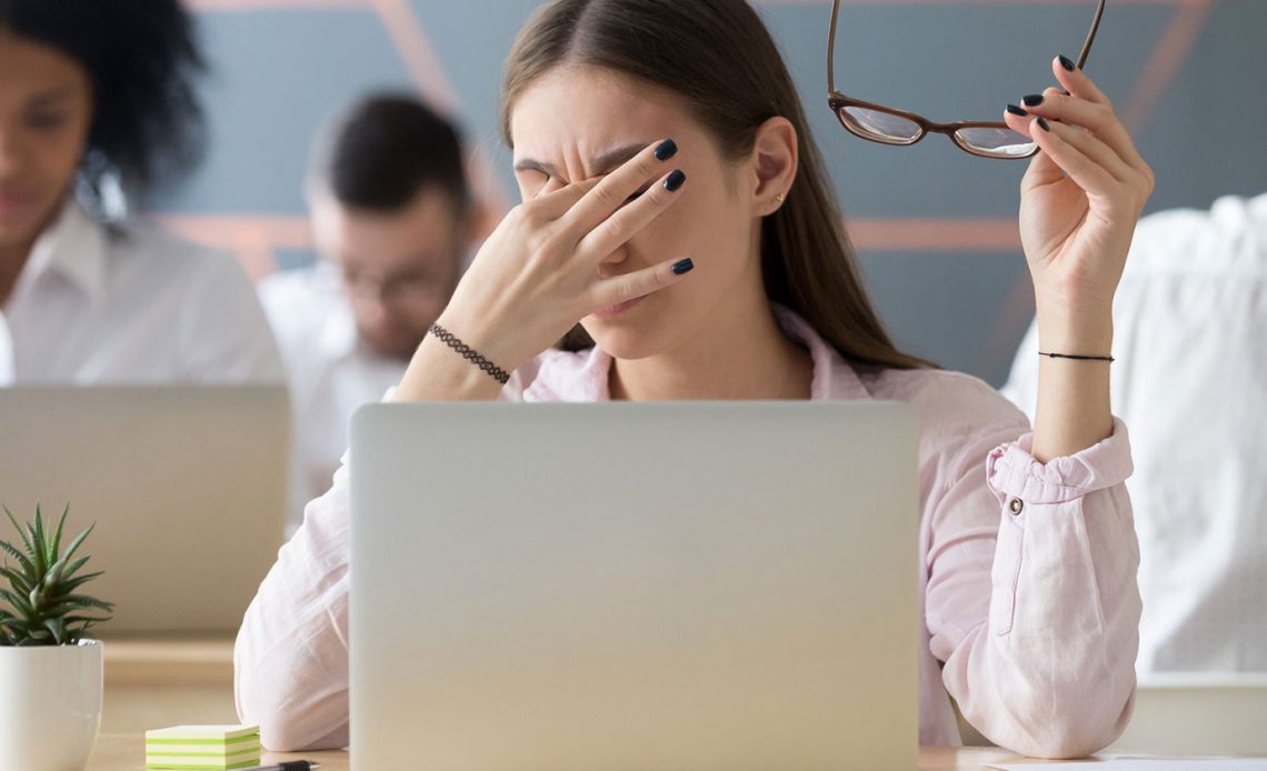 Pasangan paruh baya menikmati jalan sore bersama tanpa kacamata